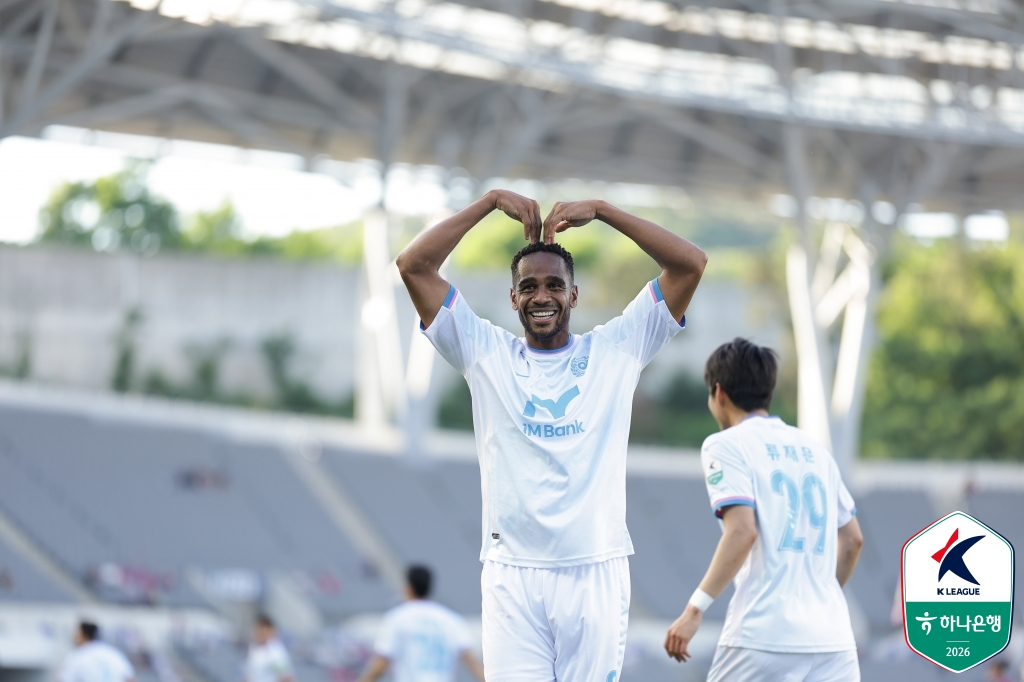 大邱FCエドガーが30日、龍仁ミルスタジアムで行われた龍仁FC戦で先制ゴールを決めた後、ゴールセレモニーをしている。 /写真=韓国プロサッカー連盟提供