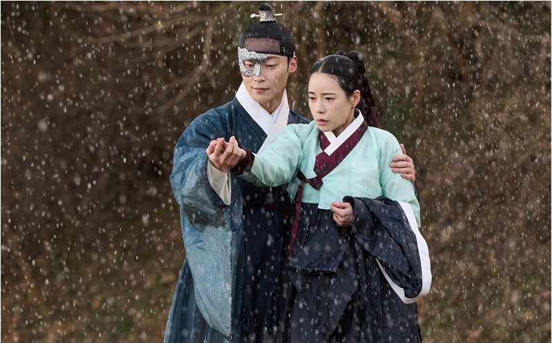 From left: Heo Nam-jun, Lim Ji-yeon