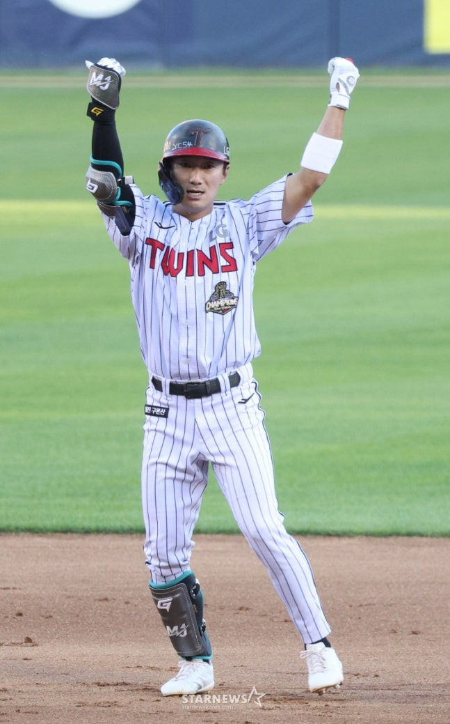 2026 Матч между LG Twins и KIA Tigers в лиге SOL Bank KBO состоялся 30-го числа на бейсбольном стадионе Джамсиль в Сеуле. Шин Мин Чжэ из LG проводит церемонию после двойного удара левой луны и возвращения на базу в конце седьмого иннинга. /Фото = Ожидание Ким Чжин Гёна