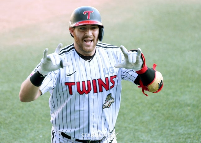 2026 Матч между LG Twins и KIA Tigers в лиге SOL Bank KBO состоялся 30-го числа на бейсбольном стадионе Джамсиль в Сеуле. LG Austin совершает хоум-ран на левом фланге против стартового игрока KIA Aller в конце третьего иннинга. /Фото = Ожидание Ким Чжин Гёна