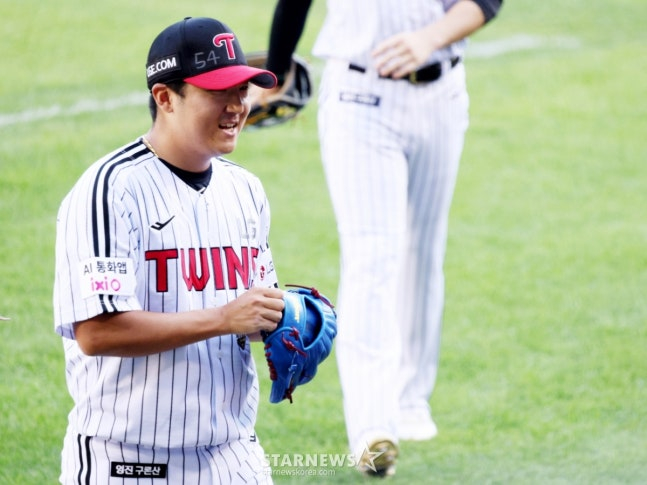 2026 Матч между LG Twins и KIA Tigers в лиге SOL Bank KBO состоялся 30-го числа на бейсбольном стадионе Джамсиль в Сеуле. Стартер LG Сон Сын Ги после пятого иннинга направляется к выходу с ярким выражением лица. /Фото = Ожидание Ким Чжин Гёна