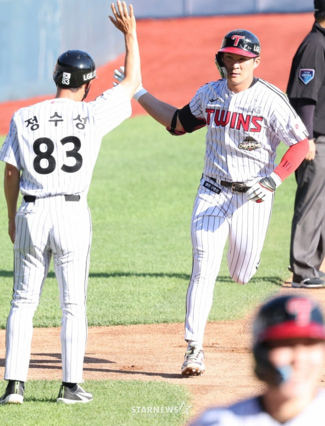 2026 Матч между LG Twins и KIA Tigers в лиге SOL Bank KBO состоялся 30-го числа на бейсбольном стадионе Джамсиль в Сеуле. LG О Джи Хван (справа) делает первый хоум-ран на 2-х очках против стартового игрока KIA Олера на первой базе в конце первого иннинга. /Фото = Ожидание Ким Чжин Гёна