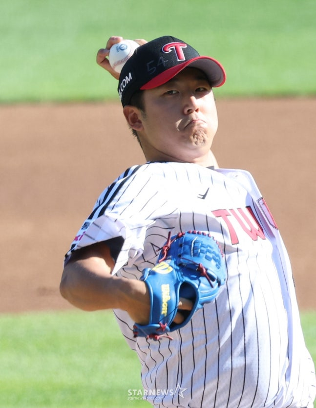 2026 Матч между LG Twins и KIA Tigers в лиге SOL Bank KBO состоялся 30-го числа на бейсбольном стадионе Джамсиль в Сеуле. Стартер LG Сон Сын Ги борется против этого. /Фото = Ожидание Ким Чжин Гёна