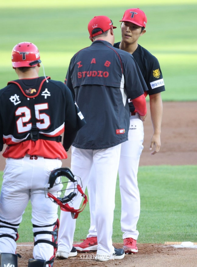 2026新韓（シンハン）SOLBankKBOリーグLGツインズ対KIAタイガースの試合が29日、ソウル蚕室（チャムシル）野球場で行われた。  KIA先発の李義利（イ·ウィリ）が1回裏に揺れる姿を見せると、李東杰（イ·ドンゴル）コーチがマウンドに上がって落ち着かせている。 /写真=キム·ジンギョン待機者