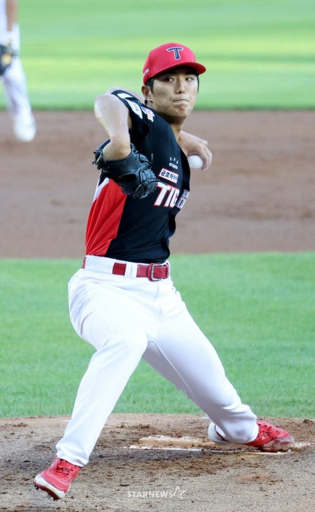 2026新韓（シンハン）SOLBankKBOリーグLGツインズ対KIAタイガースの試合が29日、ソウル蚕室（チャムシル）野球場で行われた。  KIA先発の李義利（イ·ウィリ）が力投している。 /写真=キム·ジンギョン待機者