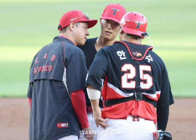 2026新韓（シンハン）SOLBankKBOリーグLGツインズ対KIAタイガースの試合が29日、ソウル蚕室（チャムシル）野球場で行われた。  KIA先発の李義利（イ·ウィリ）が1回裏に揺れる姿を見せると、李東杰（イ·ドンゴル）コーチがマウンドに上がって落ち着かせている。 /写真=キム·ジンギョン待機者