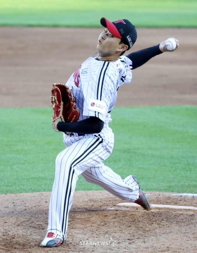 2026 Матч между LG Twins и KIA Tigers в лиге SOL Bank KBO состоялся 30-го числа на бейсбольном стадионе Джамсиль в Сеуле. LG Ким Джин Су борется. /Фото = Ожидание Ким Чжин Гёна