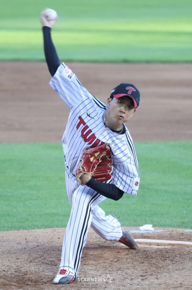 2026 Матч между LG Twins и KIA Tigers в лиге SOL Bank KBO состоялся 30-го числа на бейсбольном стадионе Джамсиль в Сеуле. LG Ким Джин Су борется. /Фото = Ожидание Ким Чжин Гёна