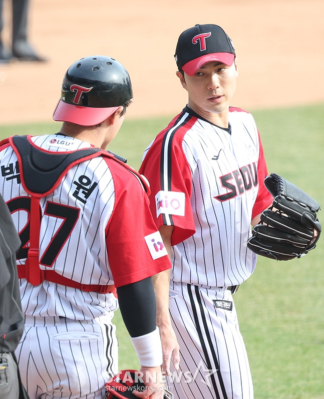 LG Twins Baek Seung-hyun (right). /Photo=Chief correspondent Kim Jin-kyung