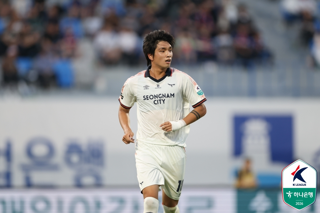 SeongnamFC striker Kim Min-jae looks toward the field during the Hana Bank K-League 2 2026 Round 13 match at Suwon Sports Complex at 7 p.m. on the 30th. /Photo=Korea Professional Football League