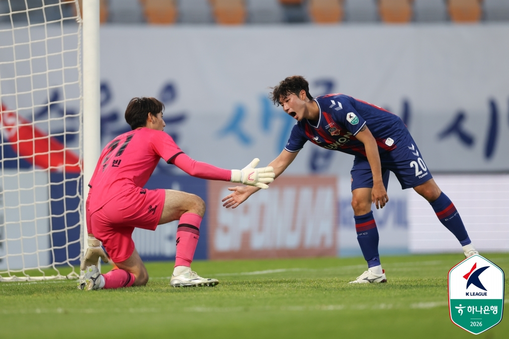 Yang Han-bin (left) holds hands with Lee Ji-sol during the Hana Bank K-League 2 2026 Round 13 match at Suwon Sports Complex at 7 p.m. on the 30th. /Photo=Korea Professional Football League