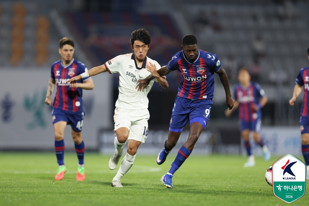 During the Hana Bank K-League 2 2026 Round 13 match at Suwon Sports Complex at 7 p.m. on the 30th. /Photo=Korea Professional Football League