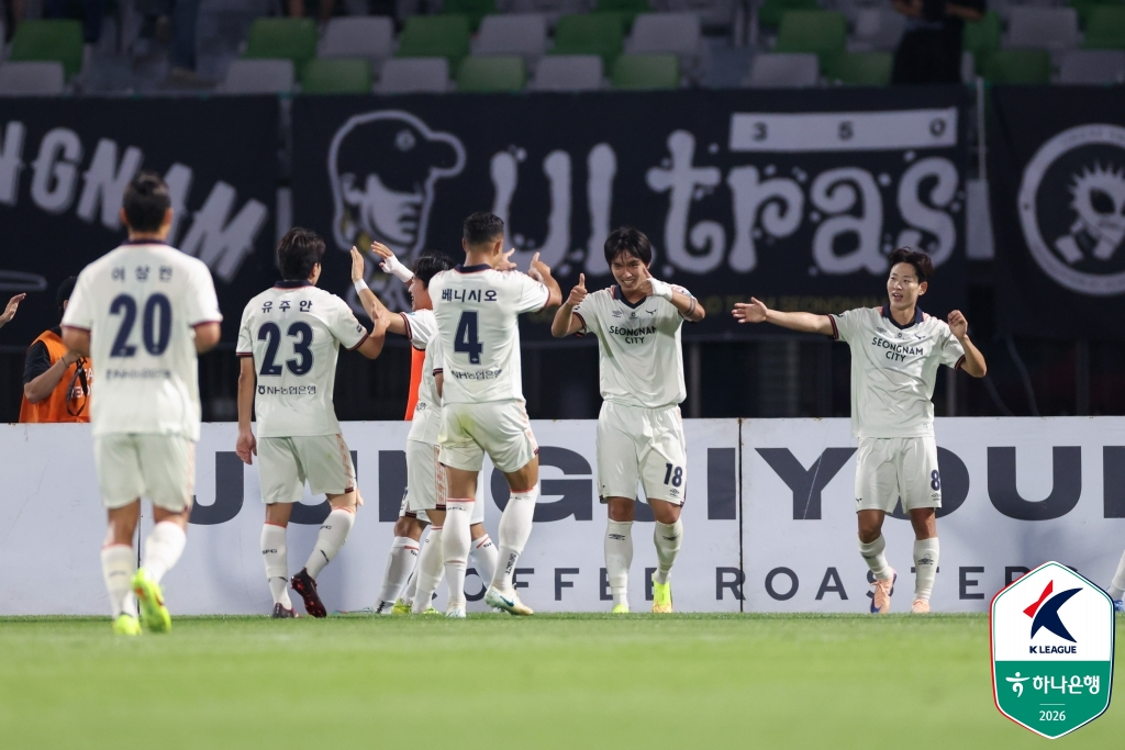 SeongnamFC players are celebrating immediately after declaring an opening goal during the Hana Bank K-League 2 2026 Round 13 match against SuwonFC at Suwon Sports Complex at 7 p.m. on the 30th. The goal was later disallowed due to an offside call. /Photo=Korea Professional Football League