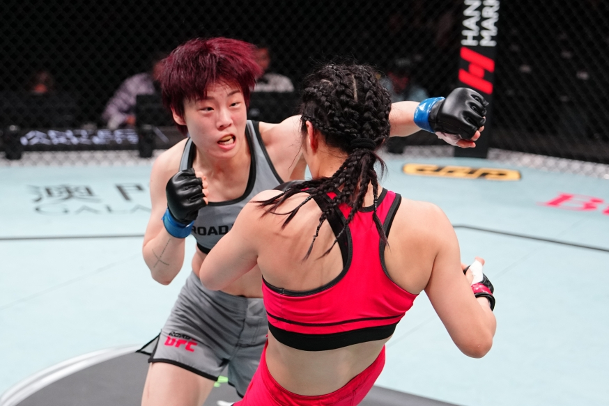 Park Bo-hyun lanza un gancho izquierdo a Dong Huashang. /foto=UFC