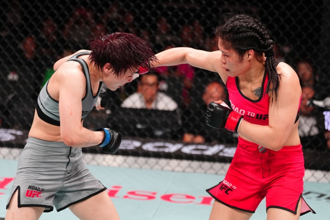 Combate entre Park Bo-hyun (izquierda) y Dong Huashang. /Foto=UFC
