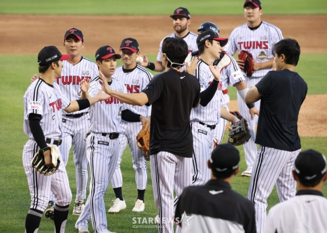 2026新韓（シンハン）SOLBankKBOリーグLGツインズ対KIAタイガースの試合が30日、ソウル蚕室（チャムシル）野球場で行われた。  LG選手たちがKIAに3-1で勝利し、1位を奪還した後、喜びを分かち合っている。 /写真=キム·ジンギョン待機者