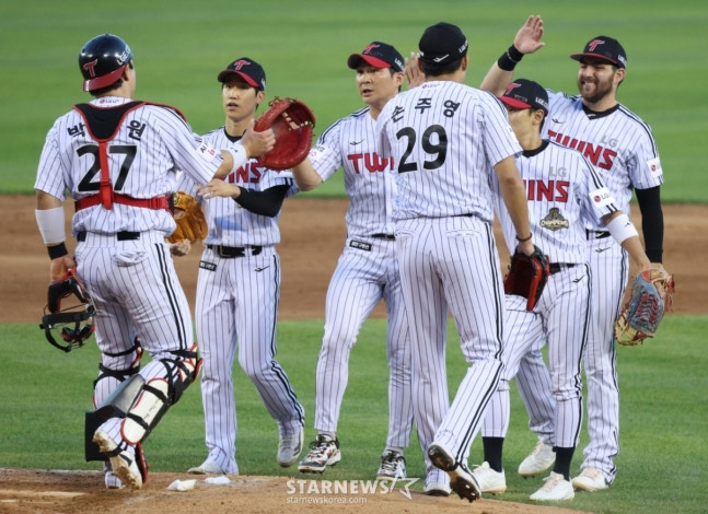 2026新韓（シンハン）SOLBankKBOリーグLGツインズ対KIAタイガースの試合が30日、ソウル蚕室（チャムシル）野球場で行われた。  オ·ジファン、オースティンをはじめとするLG選手たちがKIAに3-1で勝利し、1位を奪還した後、喜びを分かち合っている。 /写真=キム·ジンギョン待機者