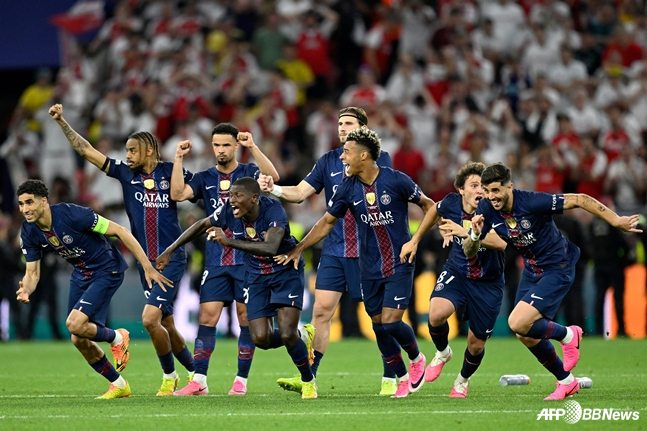 Paris Saint-Germain players after confirming victory in the UEFA Champions League (UCL) final held at the Puskás Aréna in Budapest, Hungary on the 31st (Korea time). /AFPBBNews=NEWS1