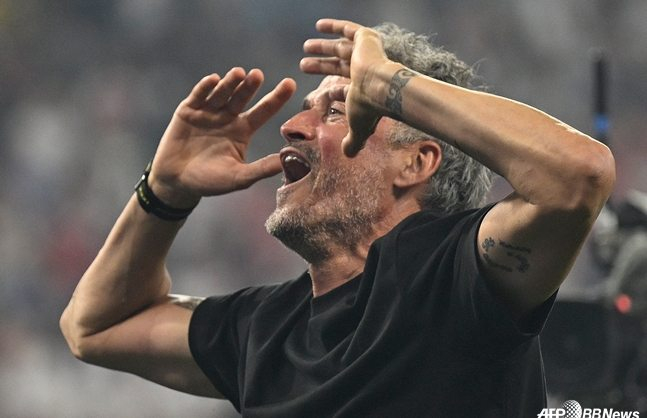 Luis Enrique, Paris Saint-Germain coach, celebrates after winning the UEFA Champions League (UCL) final held at the Puskás Aréna in Budapest, Hungary on the 31st (Korea time). /AFPBBNews=NEWS1
