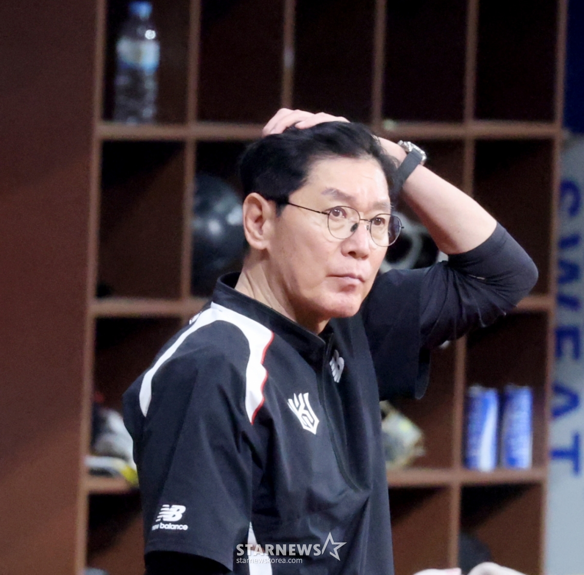 Тренер KT Ли Кан Чхоль приветствует кого-то на матче Kiwoom Heroes и KTWiz Лиги 2026 KBO, который состоится 31-го числа в Gocheok Sky Dome. 2026.05.31. /Фото = Интенсивная фотокамераTalks@