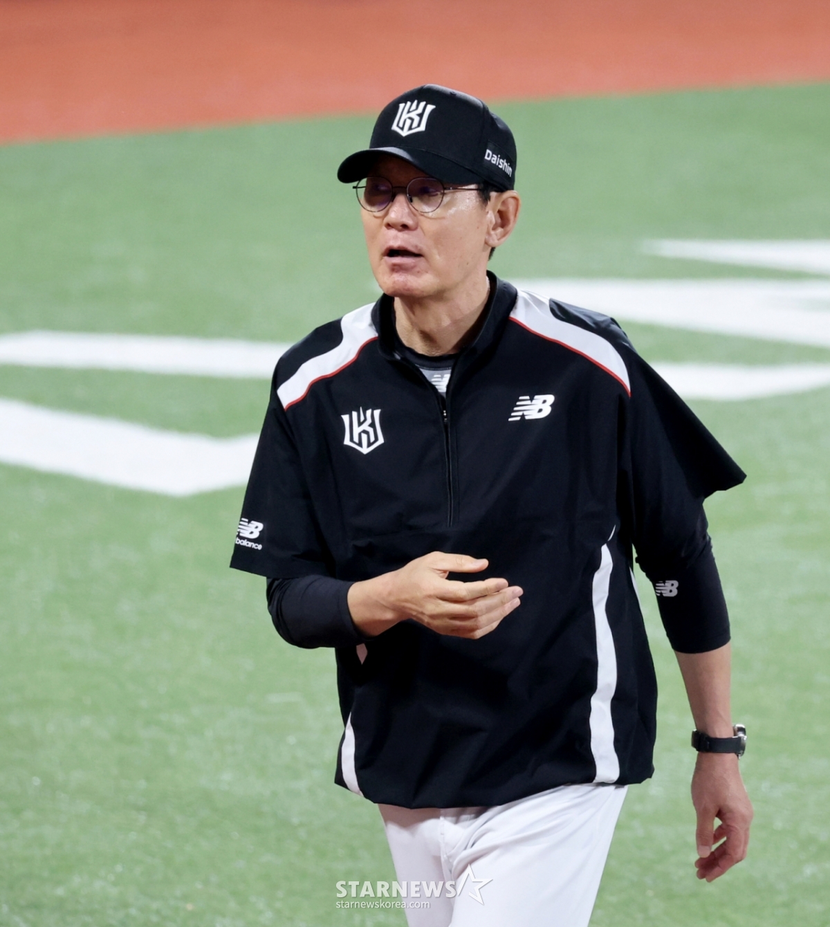 Тренер КТ Ли Кан Чхоль выходит на поле после победы в 2026 KBO лиге KTWiz и NC Dinos в парке KTWiz в Сувоне 22-го числа. 2026.0.22. /Фото = Интенсивный акцент cameratalks@