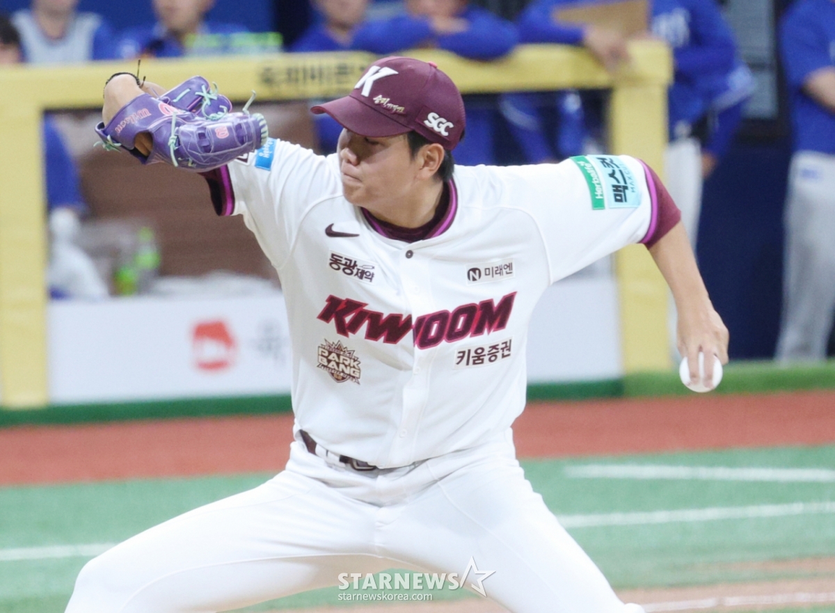 The 2026 Shinhan SOL KBO League Kiwoom Heroes vs. Samsung Lions game was held on the 26th at Seoul Gocheok Sky Dome. Kiwoom's Park Jeong-hoon is pitching. /Photo=Senior reporter Kim Jin-kyung kim.jinkyung@