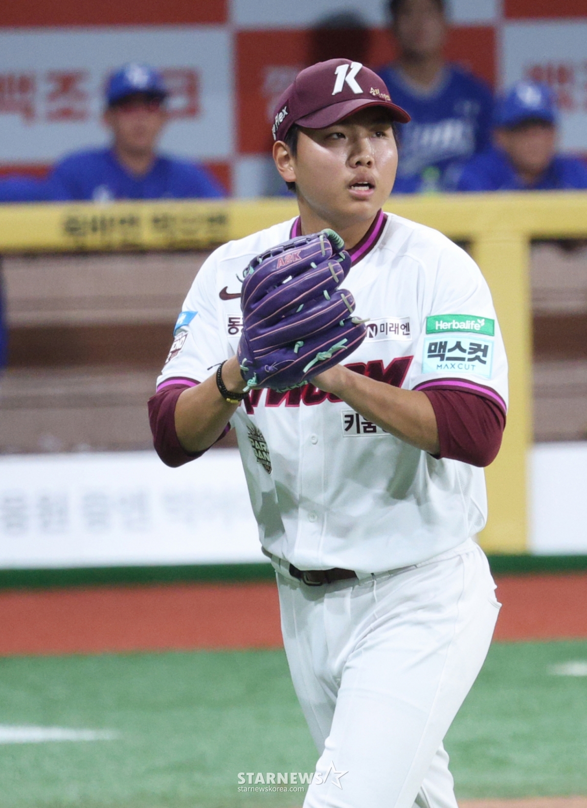 The 2026 Shinhan SOL KBO League Kiwoom Heroes vs. Samsung Lions game was held on the 26th at Seoul Gocheok Sky Dome. After Park Jeong-hoon of Kiwoom navigated a scoring crisis in the bottom of the 8th inning and finished the frame, he clapped and headed toward the dugout. /Photo=Senior reporter Kim Jin-kyung kim.jinkyung@
