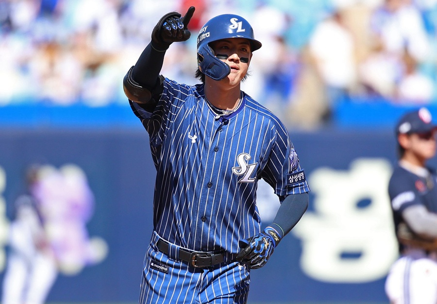 Ku Ja-wook de Samsung gira las bases tras conectar un jonrón de dos carreras en la quinta entrada del partido contra Doosan el día 31. /foto=Samsung Lions