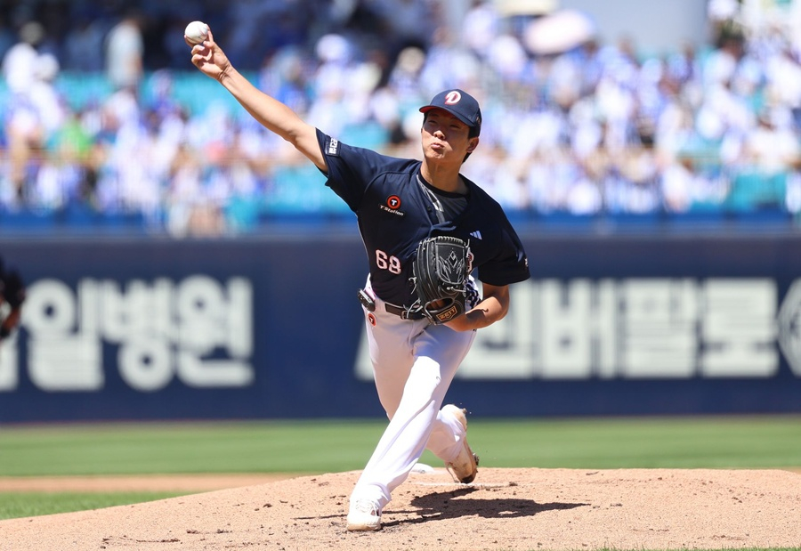 Min Seok de Doosan lanza en el partido contra Samsung el día 31. /Foto=Doosan Bears