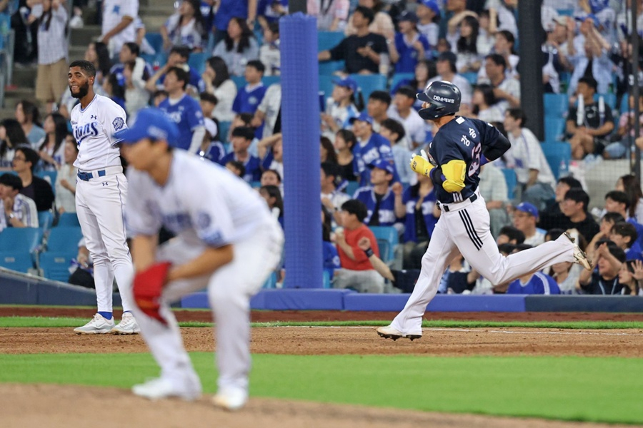 斗山(トゥサン)のカン·スンホ(右)が29日、三星(サムスン)戦の9回表、満塁本塁打を放ち、ベースを回っている。/写真=斗山ベアーズ