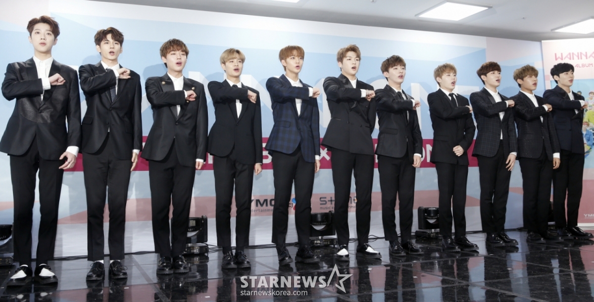 组合Wanna One7日下午出席了在首尔九老区高尺天空巨蛋举行的首张出道迷你专辑《1X1=1(TO BE ONE)》发行纪念记者招待会,并摆出造型,供记者们拍照。 =图为,2017.08.07/金辉善记者hwijpg@