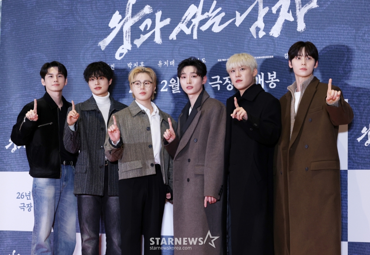 组合Wanna One的邕圣祐、李大辉、河成云、尹智圣、朴佑镇、黄민泫27日参加了在首尔松坡区乐天影院世界塔举行的电影《与王生活的男人》VIP试映会,并摆出造型,供记者们拍照。 =金辉善hwijpg@