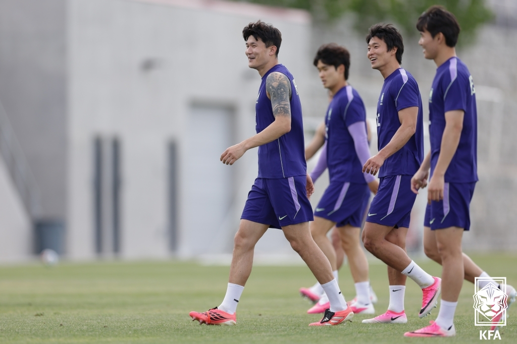 Cho Gue-sung (second from the right) and national team players. /Photo=Korea Football Association