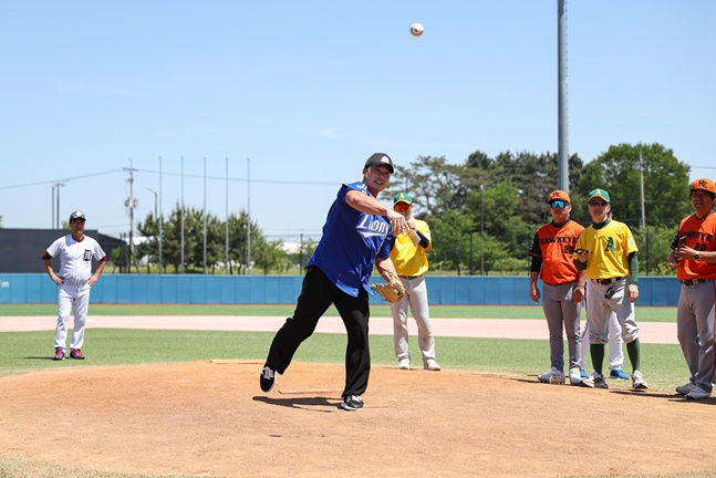 O Seung-hwan lanza la pelota como lanzador ceremonial en el 17º Torneo Nacional de Béisbol para Sordos OK Copa Seon Dong-yeol, celebrado el 31 en el Hwaseong Dream Park. /Foto=Proporcionado por OK Savings Bank