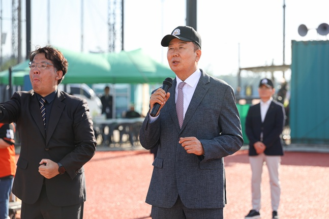 31日,前棒球代表队教练宣铜烈在京畿道华城梦想公园棒球场举行的第17届宣铜烈杯OK全国聋哑人棒球大赛之前,正在向选手们致以祝福。 =OK储蓄银行提供。