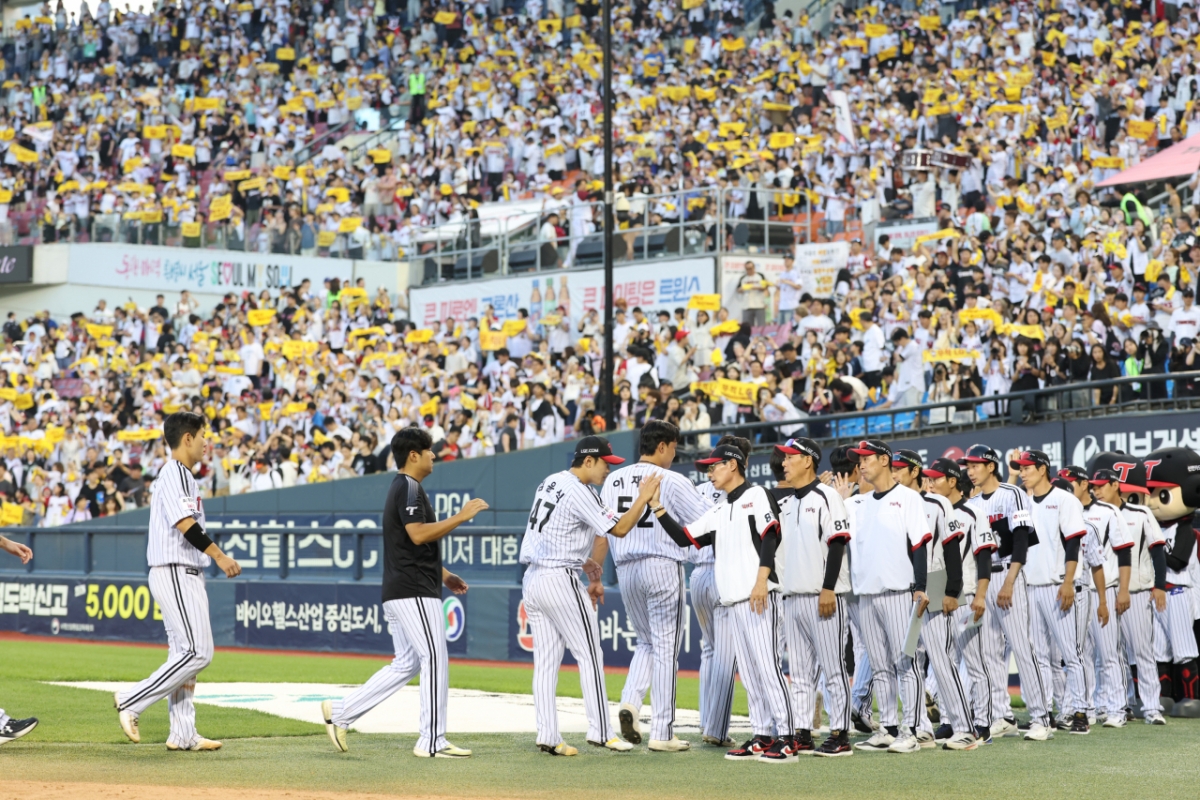 Команда LG Twins и тренерский штаб. /Фото = Предоставлено LG Twins.