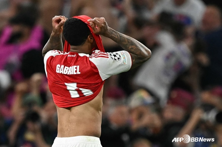Magalhães looks disappointed after missing the penalty kick. /AFPBBNews=NEWS1