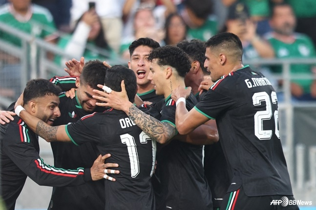 Mexican national team players are celebrating after scoring a goal during a friendly match against Australia. /AFPBBNews=NEWS1