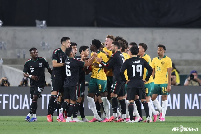 Mexican players are seen arguing with opposing players after a goal was disallowed during a friendly match against Australia. /AFPBBNews=NEWS1