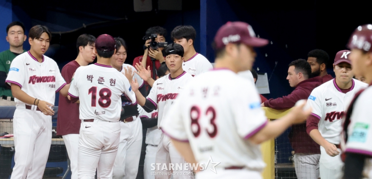 [포토] '5회초 박준현 내리고' 하영민 등판시킨 키움