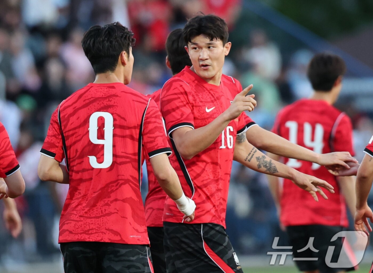 Kim Min-jae (right) converses with Lee Ki-hyeok during the friendly match against Trinidad and Tobago at South Field of Brigham Young University in Provo, Utah, USA, on the 31st (Korea time). /Photo=NEWS1