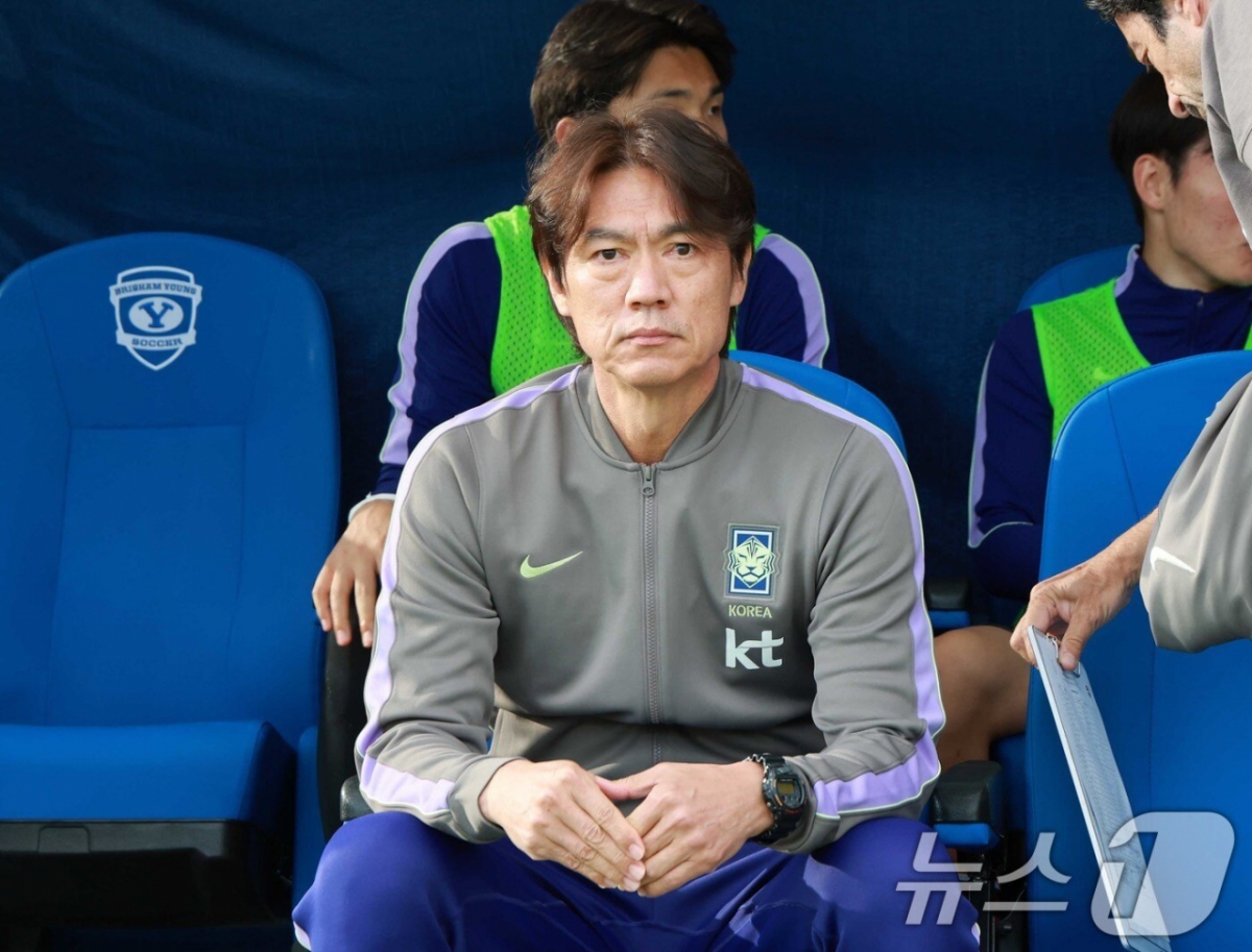 Hong Myung-bo, head coach of the South Korean national football team, watches the friendly match against Trinidad and Tobago at South Field of Brigham Young University in Provo, Utah, USA, on the 31st (Korea time). /Photo=NEWS1