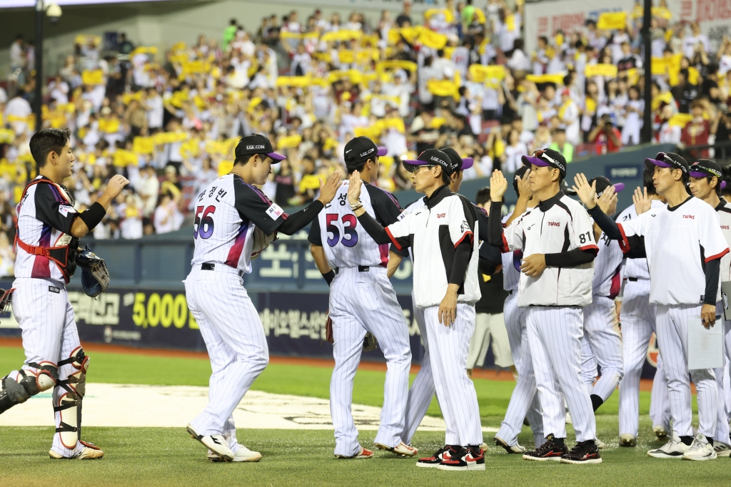 LG Twins team and coaching staff. /Photo=LG Twins