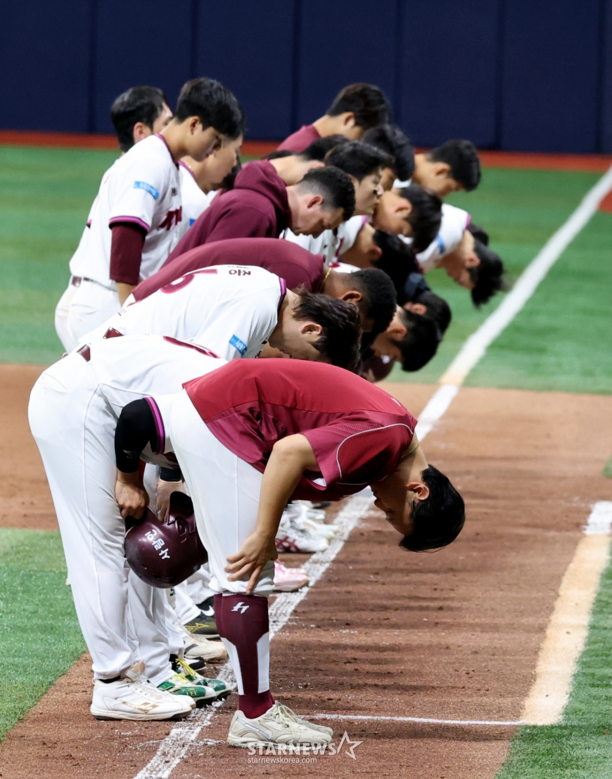 キウム選手たちが31日、高尺スカイドームで開かれる2026KBOリーグのキウムヒーローズとKTウィズの試合で敗れ、8連敗に陥った後、ファンに頭を下げて挨拶している。 2026.05.31./写真=カン·ヨンジョ cameratalks@