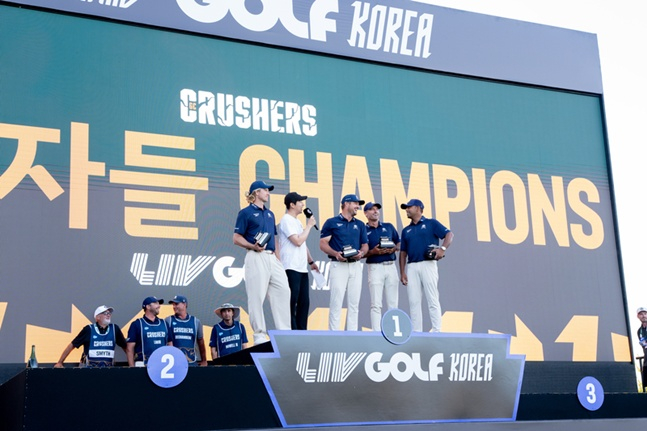 クラッシャスGCが31日、釜山アシアードカントリークラブで開かれたLIVゴルフコリアでチーム優勝を獲得し、表彰台に上がって感想を述べている。 /写真=LIV ゴルフ提供