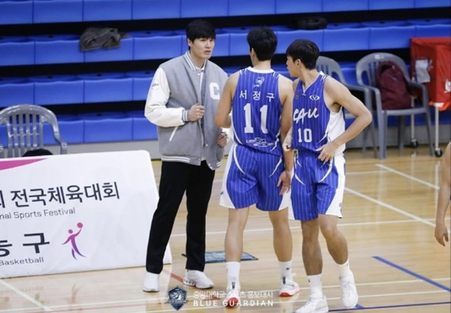 Coach Yoon Ho-young (left). /Photo=Chung-Ang University SNS