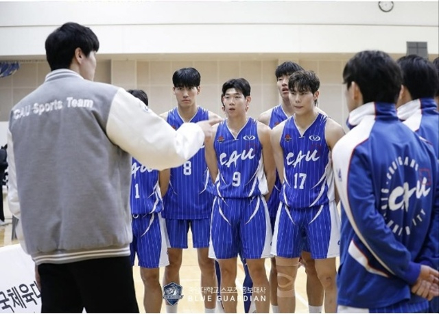 Coach Yoon Ho-young of Chung-Ang University (left) giving tactical instructions to the players. /Photo=Chung-Ang University SNS