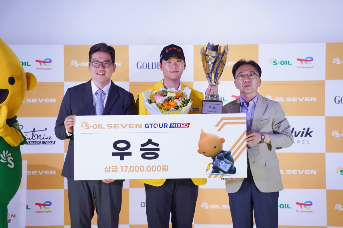 At the award ceremony for the 4th tournament of '2026 S-OIL SEVEN GTOUR MIXED' (from left), Golfzon Son Jang-sun (EVP), winner Kim Tae-woo2, and Son Soo-hong, Executive Vice President of S-OIL TotalEnergies Lubricants Co., pose for a commemorative photo. /Photo provided by Golfzon