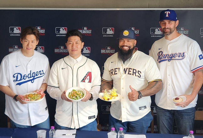 オースティン·カン(左から)とキム·ビョンヒョン、エリック·テムズ、ダスティン·ニパートが1日「MLBブレックファーストクラブ(MLB Breakfast Club)」行事で食べ物を持って微笑んでいる。 /写真=アン·ホグン記者