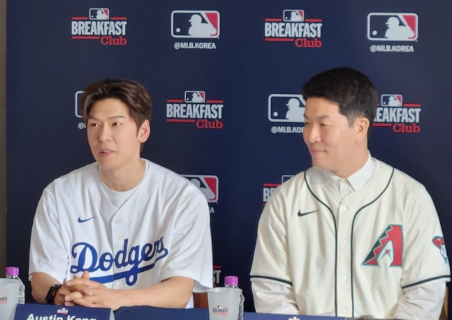 オースティン·カン(左)が1日「MLBブレックファーストクラブ(MLB Breakfast Club)」行事で食べ物に対する説明をしている。 /写真=アン·ホグン記者